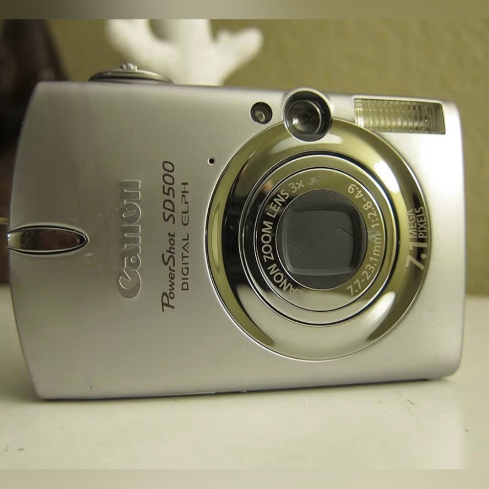Canon Silver Compact Digital Camera PowerShot SD500